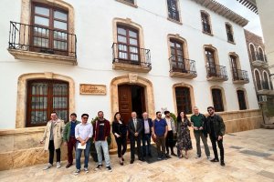Los poetas llegados a Albox junto al presidente del jurado y el alcalde de la localidad.