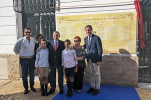 Diego Ramírez, acompañado de familiares y el alcalde veratense en la inauguración del azulejo con su romance.