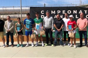 Los campeones posan tras el torneo celebrado en Adra.