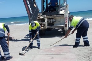 Los operarios veratenses ya trabajan en las playas para adecentarlas.