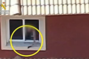 El detenido lanza un arma por la ventana