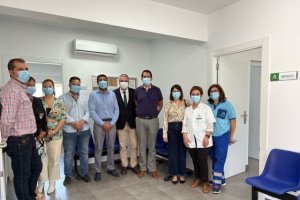 El delegado de Salud y Consumo, Juan de la Cruz Belmonte, junto al alcalde de la localidad, Fran-cisco Martínez, y el equipo directivo del Área Sa