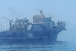 Barco marroquí captado de noche con las redes ilegales de deriva.