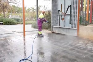 Limpieza por baldeo a las puertas del Parque de las Familias