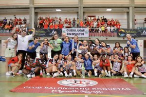 Las jugadoras roqueteras celebran su pase al nacional.