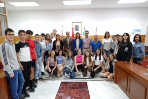 Alumnos del instituto con las autoridades.