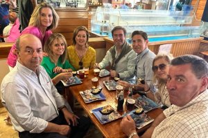 Participantes en la ruta durante la degustación de una tapa. Foto: Facebook Ruta de la Tapa de Garrucha.