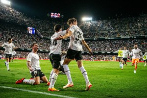 Locura en Mestalla con la remontada en la segunda parte contra el Valladolid.