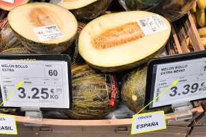 Doble etiquetado de melón en un supermercado de Almería.