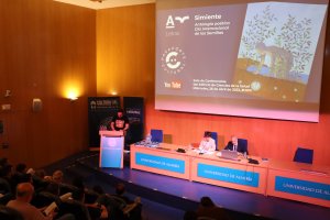 Presentación de Simiente en el salón de actos de Ciencias de la Salud de la Ual