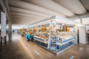 Interior del mercado municipal de abastos.