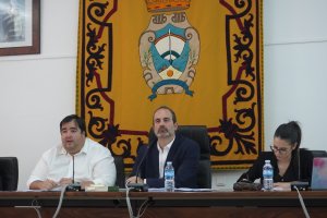 El alcalde (centro) durante el Pleon celebrado este jueves.