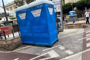 El baño portátil instalado en pleno carril bici de la Rambla.