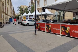 Así ha quedado la Plaza Pablo Cazard tras el montaje de las Cruces de Mayo