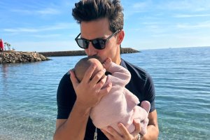 Jaime Astrain con su hija Elsa, nacida en octubre de 2022, en Aguadulce.