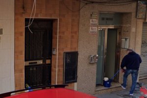 Un portal en la calle Quesada del Zapillo anuncia una vivienda en alquiler.