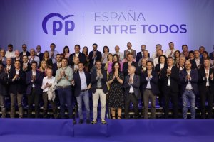 Foto de familia de los 103 candidatos a la alcaldía de Almería junto a Javier A. García y Borja Sémper, ayer en el Palacio de Congresos de Campo
