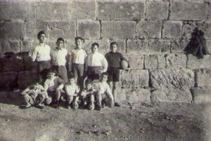 Equipo del barrio de la Catedral en los años 50, cuando se jugaba junto a la torre de la calle Velázquez y el muro del templo servía de portería