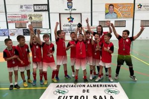 El Alhama levanta la copa de subcampeón de Andalucía.