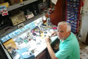 José Antonio Jiménez en su taller reparando relojes.