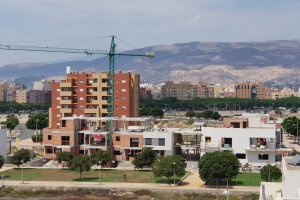 Construcción de viviendas en nuevas zonas residenciales de la capital almeriense.