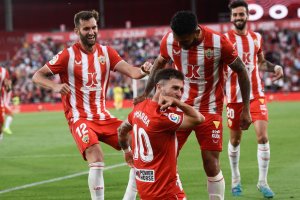 Embarba amplió la distancia en la segunda parte con un buen derechazo.