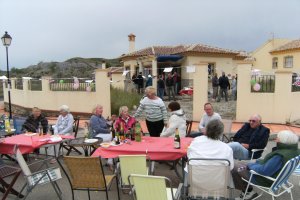 Residentes britáticos celebrando un party en un paraje rural del Almanzora.