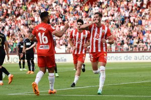 Está en todas Luis Suárez y es el primero en felicitar al compañero.