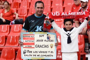 Javi Flores hizo la comunión y agradeció el detalle a Pozo, Baptistao y Ely.