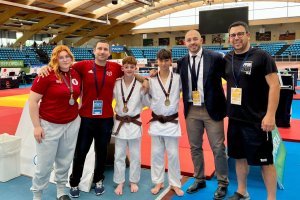 Los campeones posan con sus premios.