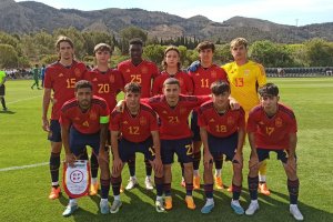 Bruno Iribarne en el once de España Sub-19 ante Mauritania.
