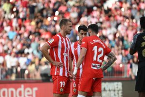 De la Hoz habla con Rodrigo Ely y Leo Baptistao.