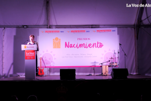 Antonia S. Villanueva, subdirectora de LA VOZ, dando la bienvenida a los X Premios Nacimiento.