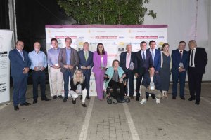 Foto de familia de premiados, autoridades y directiva de LA VOZ en Abla.