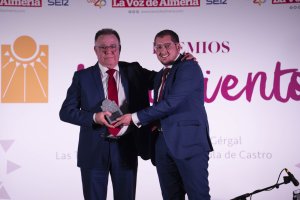 José Martínez Portero, junto a Ismael Gil, alcalde de Abrucena.