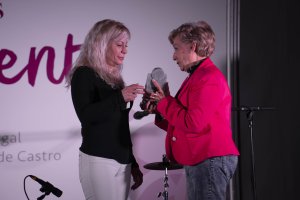 María Antonia Martínez recogió el premio de manos de María Rosario Rebaque.