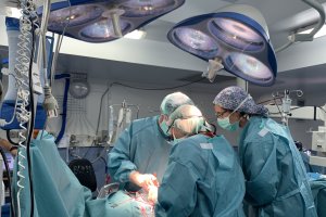 Especialistas consideran necesario que Almería pase a tener más quirófanos.