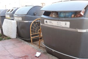 Contenedores de basura llenos.