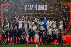 La foto de la noche, el Real Madrid levanta la Copa del Rey.