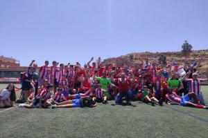 La imagen de la fiesta del Poli Almería en la hierba de la Ciudad Deporrtiva de Los Ángeles tras ganar 3-0 al Rincón.