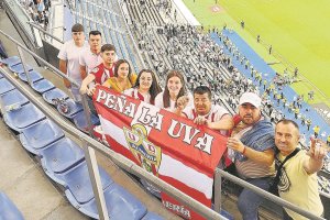 Con su pancarta rojiblanca disfrutando en el Santiago Bernabéu.