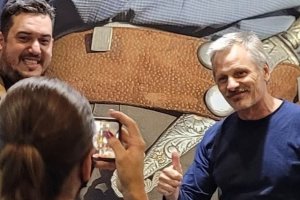 El actor Viggo Mortensen se fotografía con aficionados en el bar Tango de Almería en octubre de 2021.