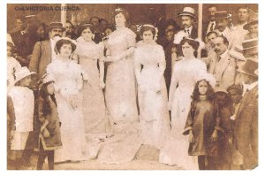 Reina y damas de honor. Los pajecillos son Anita Cuenca y Elisita Soler. FOTOS: Colección Victoria Cuenca.