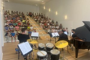 Los alumnos del colegio visitan la Escuela de Música municipal.