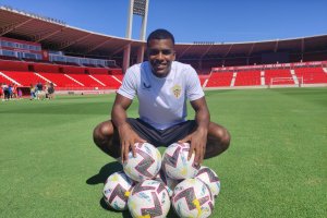 Akieme posa para LA VOZ en a hierba del Estadio de los Juegos Mediterráneos.