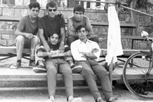 Los adolescentes desocupados frecuentaban la grada que montaron en el cauce de la Rambla en la zona del Parque de Tráfico.