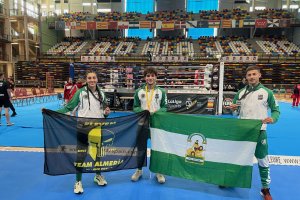 Los tres deportistas del Eleven posan tras el campeonato.