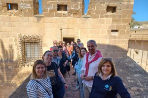 Turistas visitando la Torre del Homenaje, en el Castillo del Marqués de los Vélez.