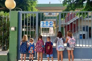 Niños a las puertas de un centro educativo de la provincia.