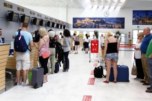 Pasajeros en el Aeropuerto de Almería.